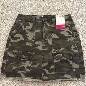 New camo skirt size 5 juniors, 27” waist